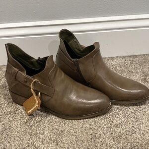 93 Vintage Gray Zip-up and Buckle Ankle Boots NWT - Size 6